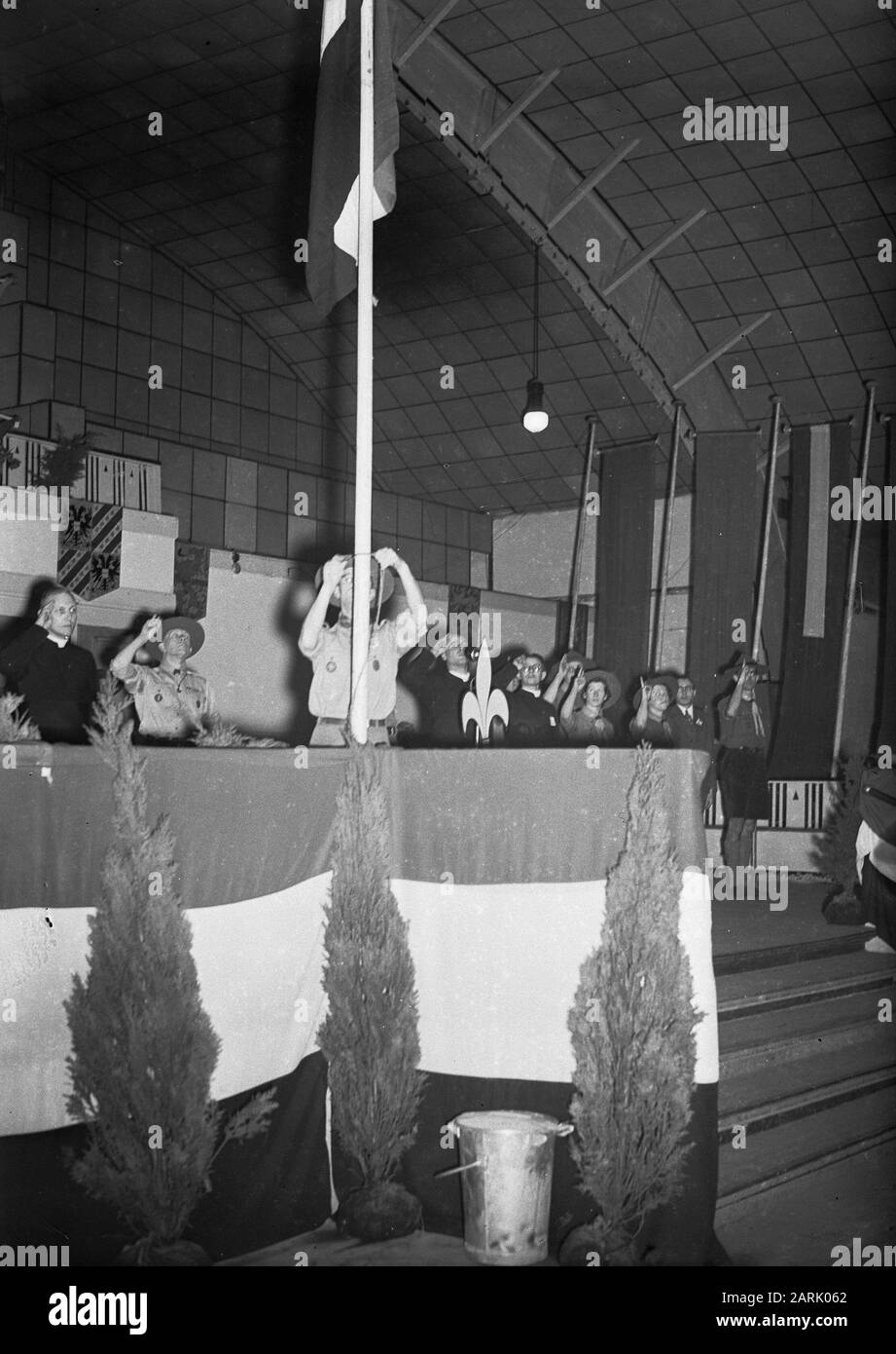 Winterlaer Del Movimento cattolico giovanile della diocesi di Haarlem presso la RAI di Amsterdam. Bandiera è alzata Data: 4 gennaio 1948 luogo: Haarlem Parole Chiave: Organizzazioni giovanili, cattolicesimo, Boy Scout, religioni, festività religiose Nome dell'istituzione: Rai Foto Stock
