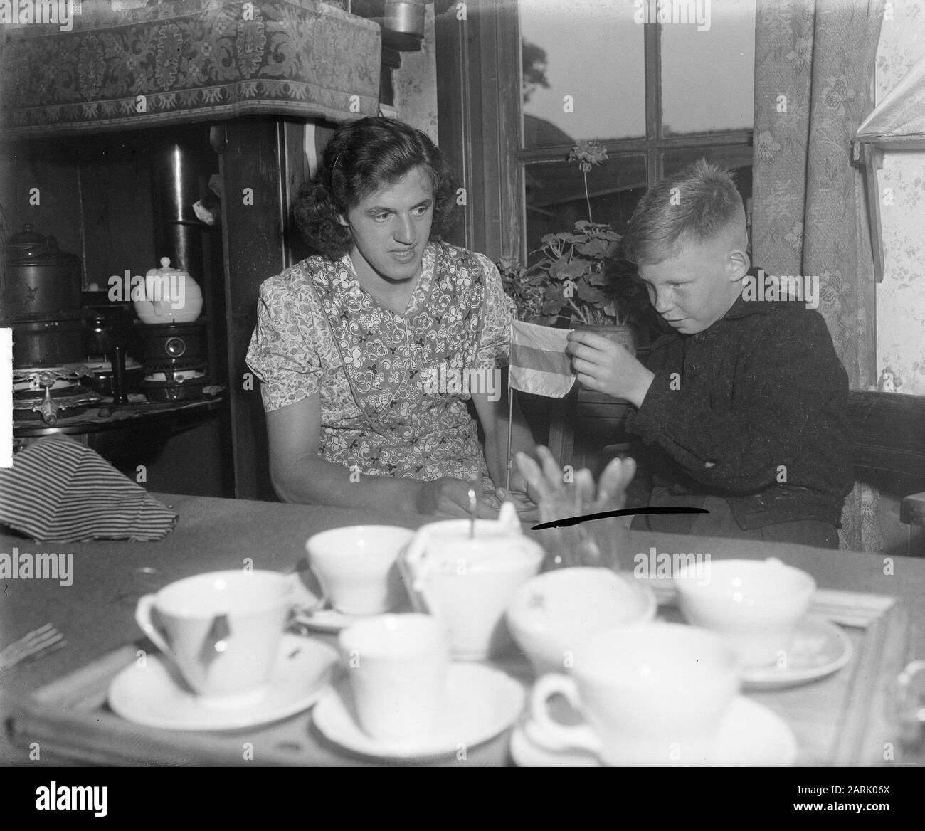 Foekje Dillema in famiglia [tè bere] Data: 11 luglio 1950 luogo: Burum Parole Chiave: Atleti, famiglie, interni, case Nome personale: Dillema Foekje Foto Stock