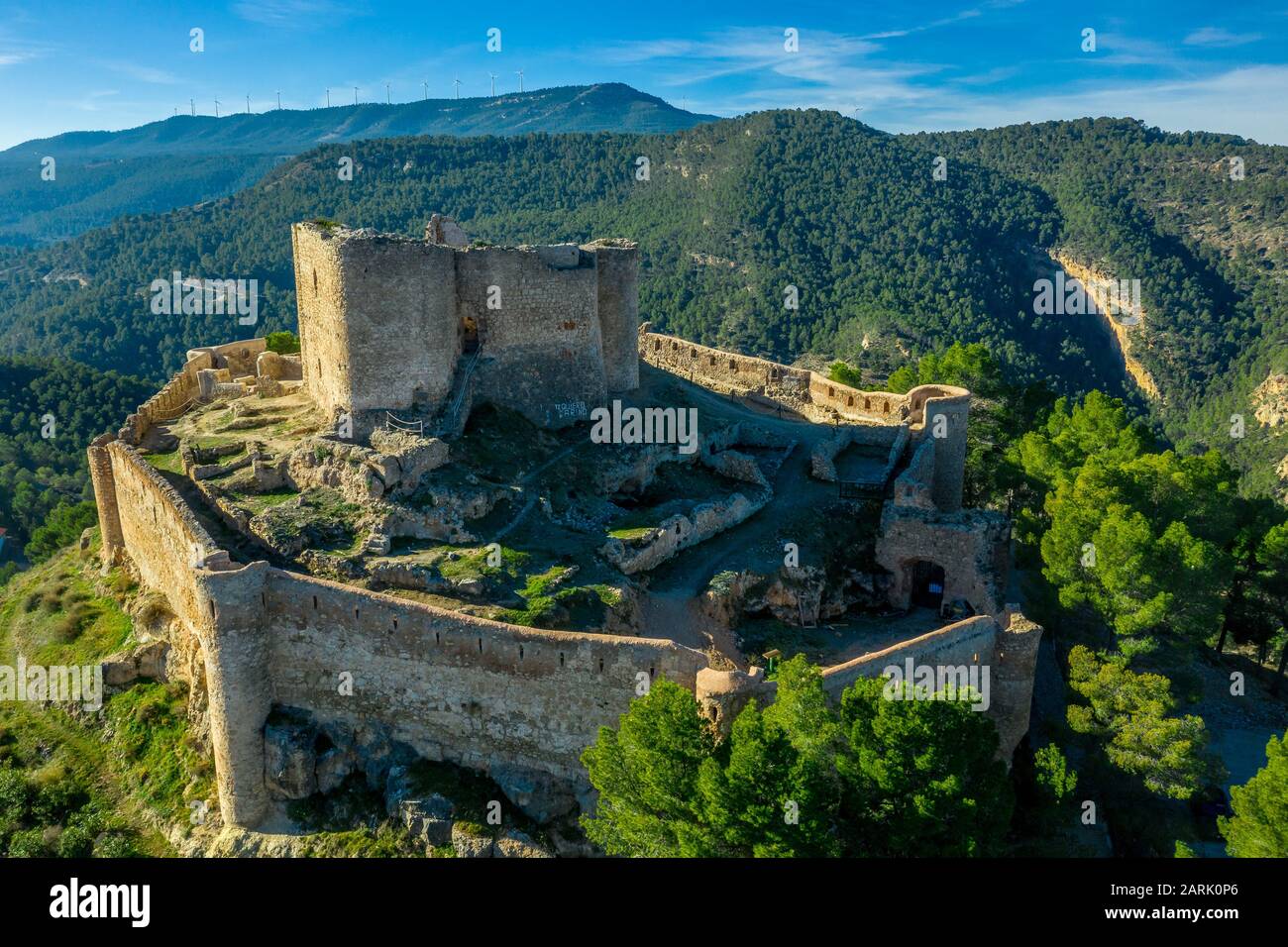 Veduta aerea delle rovine della struttura interna del castello medievale gotico di Jalance vicino a Cofrentes Spagna Foto Stock