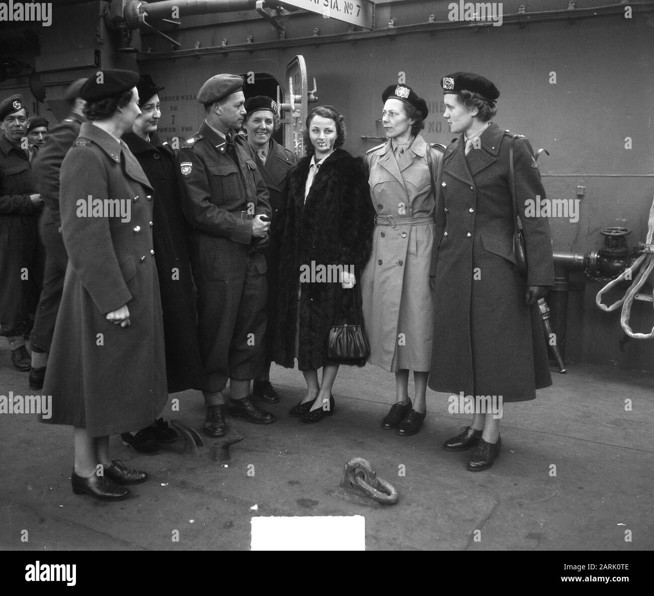 Partenza volontari della Corea con la nave americana 'General J.H. McRae' Annotation: Oggetto anfillingsDistacco dei volontari olandesi di 236 uomini, di cui 3 nurses. Sinistra M.c. Maggiore van der Meijde Con moglie. Uno degli infermieri è mej. Minnema da Joure Data: 31 marzo 1951 Località: Rotterdam Parole Chiave: Forze armate, militari, ufficiali, infermieri Foto Stock