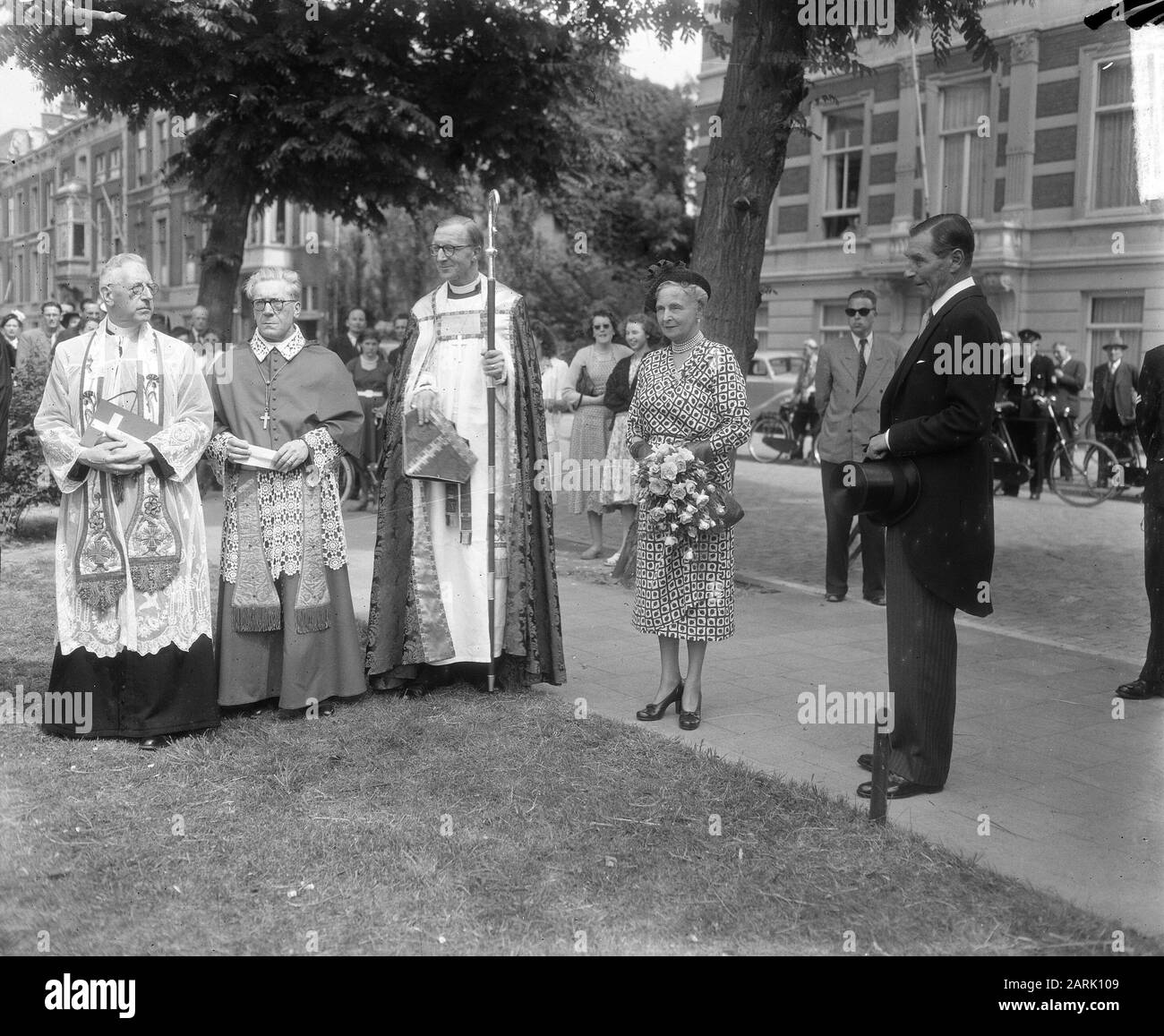 Prima pietra posa per la nuova chiesa episcopale inglese e americana sulla Riouwstraat all'Aia, dalla Principessa Alice, contessa di Athlone. Nel mezzo la contessa, a destra di lei l'ambasciatore inglese Sir Philip Nichols Data: 21 giugno 1951 luogo: L'Aia, Olanda del Sud Parole Chiave: Diplomatici, clergymen, chiese, principesse, pietra che posa Nome personale: Alice Contessa di principessa Athlone, Nichols Philip Foto Stock