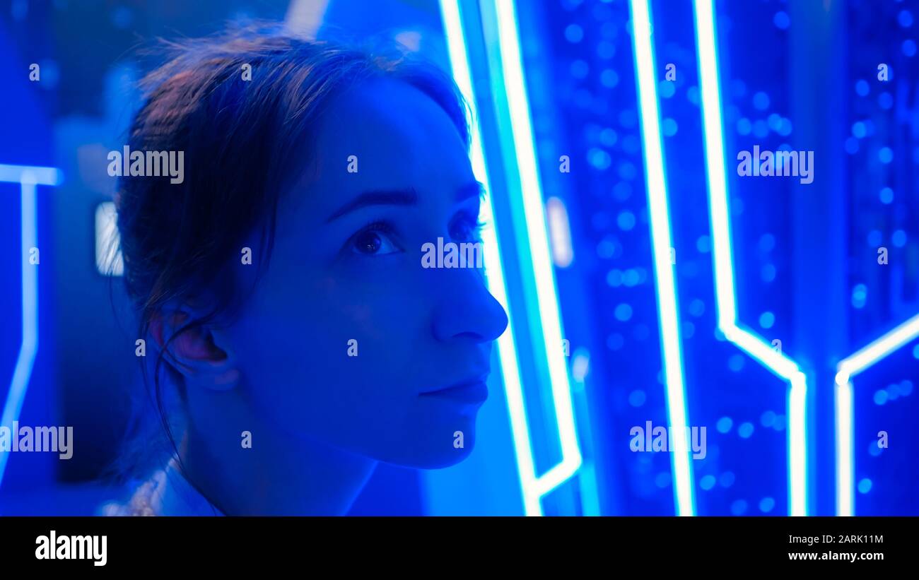 Ritratto di donna in moderna mostra futuristica o museo con interni sci-fi Foto Stock