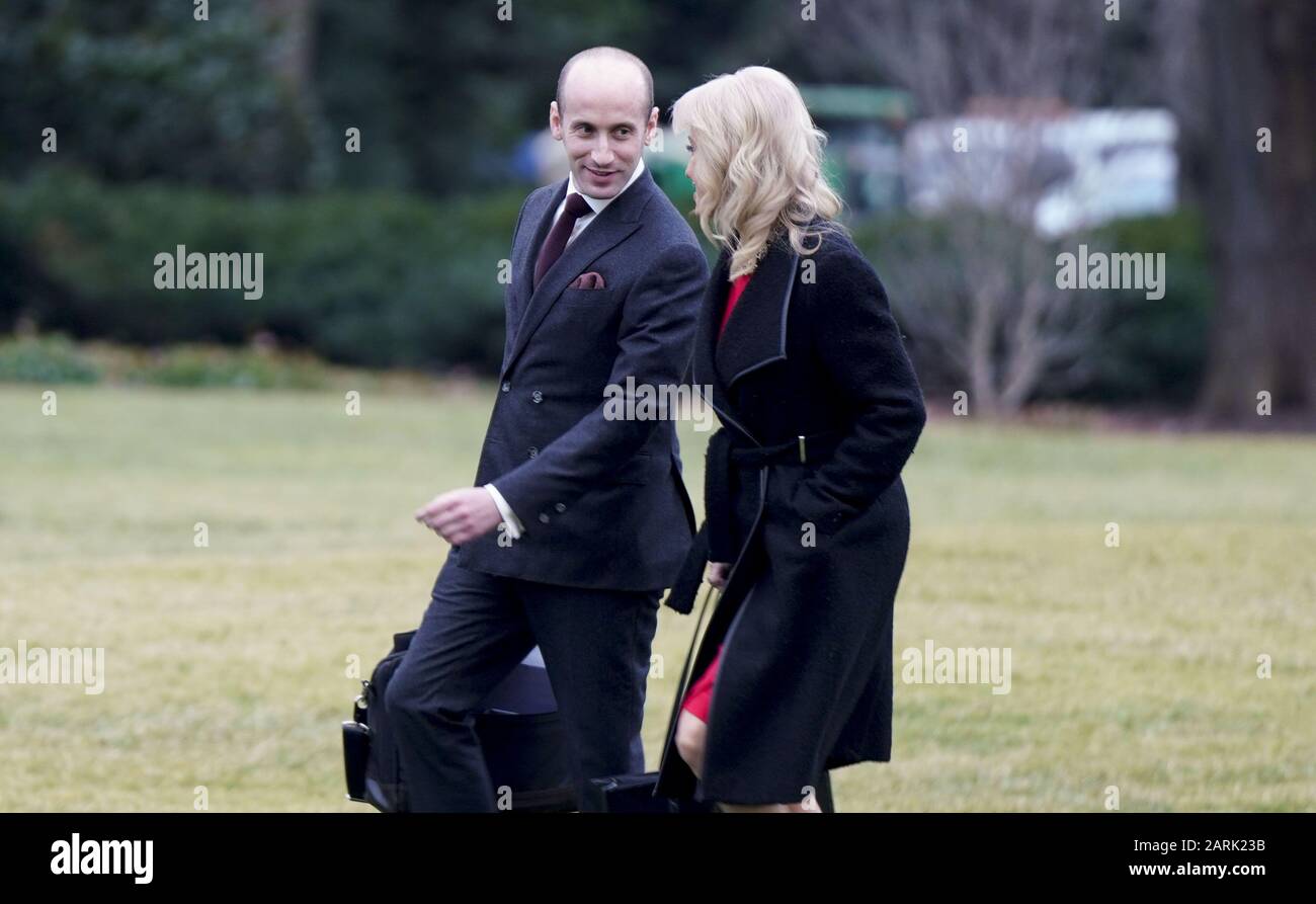 Washington, Stati Uniti. 28th Gen 2020. Consulente senior per il presidente Stephen Miller e consulente per il presidente Kellyanne Conway camminare verso Marine One mentre il presidente Trump parte la Casa Bianca in rotta per un Gran Rally Keep America a Wildwood, New Jersey il martedì 28 gennaio 2020 a Washington, DC. All'inizio del giorno il presidente Trump ha tenuto una conferenza stampa congiunta con il primo ministro israeliano Benjamin Netanyahu che annuncia una visione per il futuro di Israele e Del Popolo palestinese. Foto di Leigh Vogel/UPI Credit: UPI/Alamy Live News Foto Stock