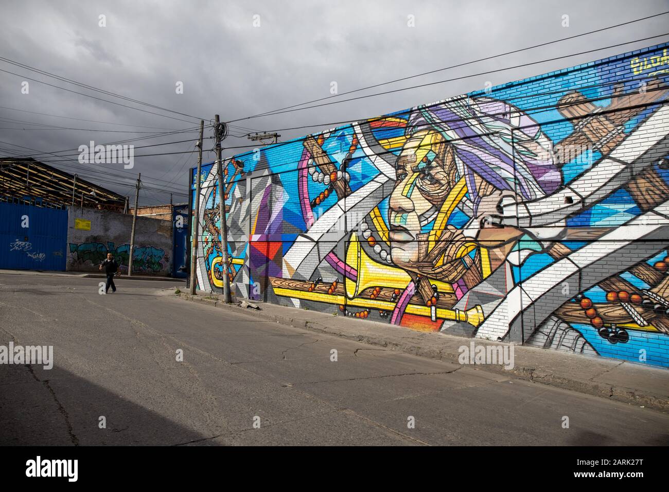 Le fabbriche nella zona industriale di Puente de Aranda, Bogata, Columbia concordano con gli artisti per dipingere murales sulle loro pareti. Foto Stock
