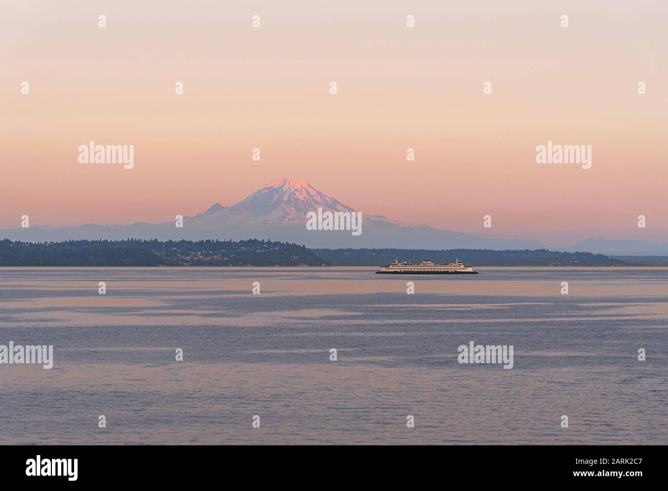 Washington state Ferry attraversando Puget Sound al crepuscolo con il Monte Rainier oltre, da Seattle, Washington Foto Stock