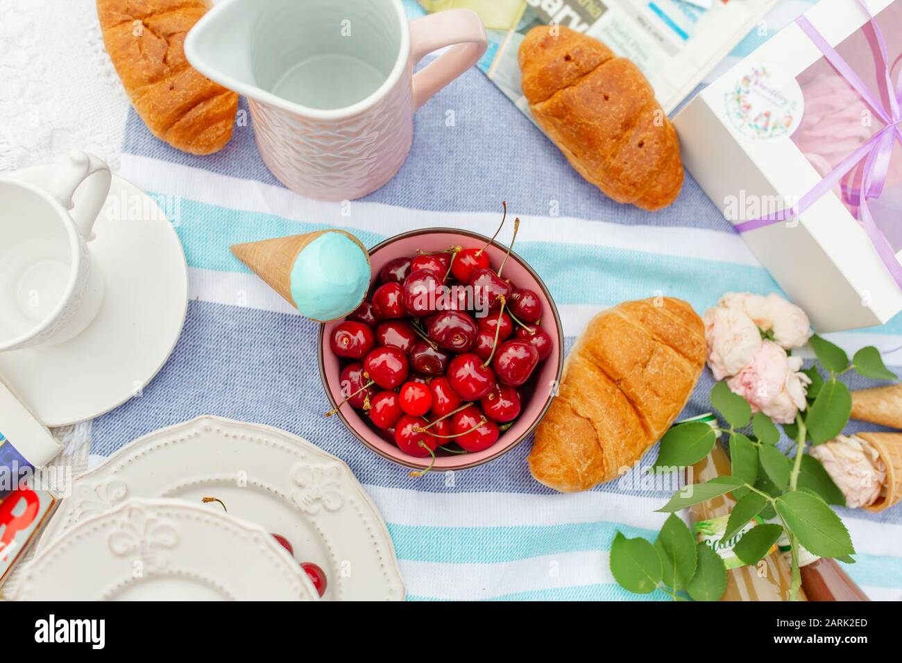 Picnic estivo con ciliegie mature e gelato. Foto Stock