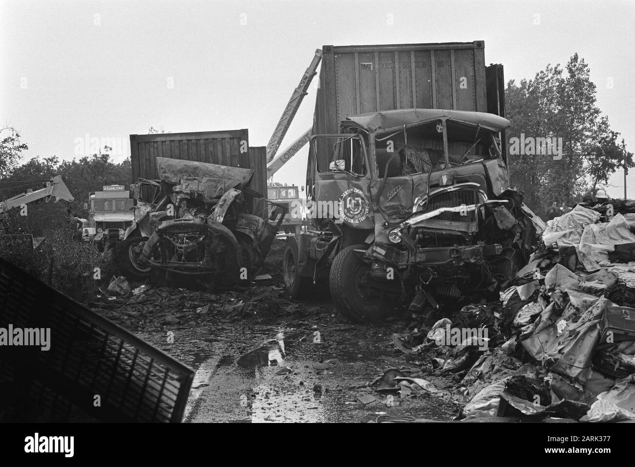 Disastro stradale (13 morti) sulla strada Rotterdam a Breda vicino Prinsenbeek, panoramica del caos Data: 25 agosto 1972 luogo: Prinsenbeek Parole Chiave: Traffico disastro Foto Stock