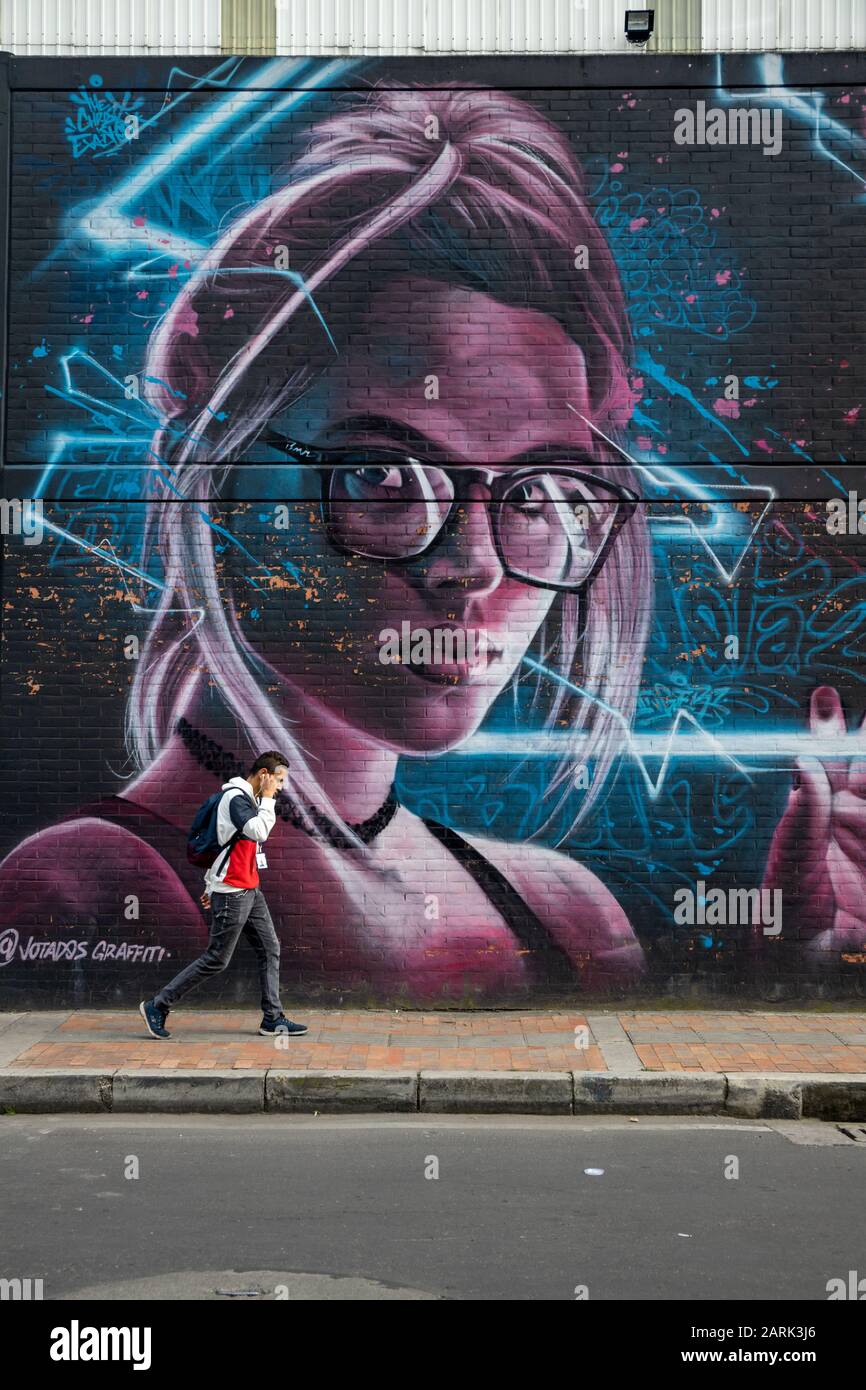 Le fabbriche nella zona industriale di Puente de Aranda, Bogata, Columbia concordano con gli artisti per dipingere murales sulle loro pareti. Foto Stock