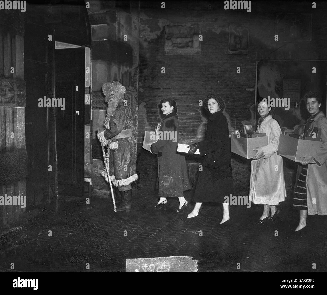 Santa Visite Burgerweeshuis/Yellowed Data: 24 Dicembre 1952 Parole Chiave: Babbo Natale Nome Istituto: Burgerorfanotrofio Foto Stock