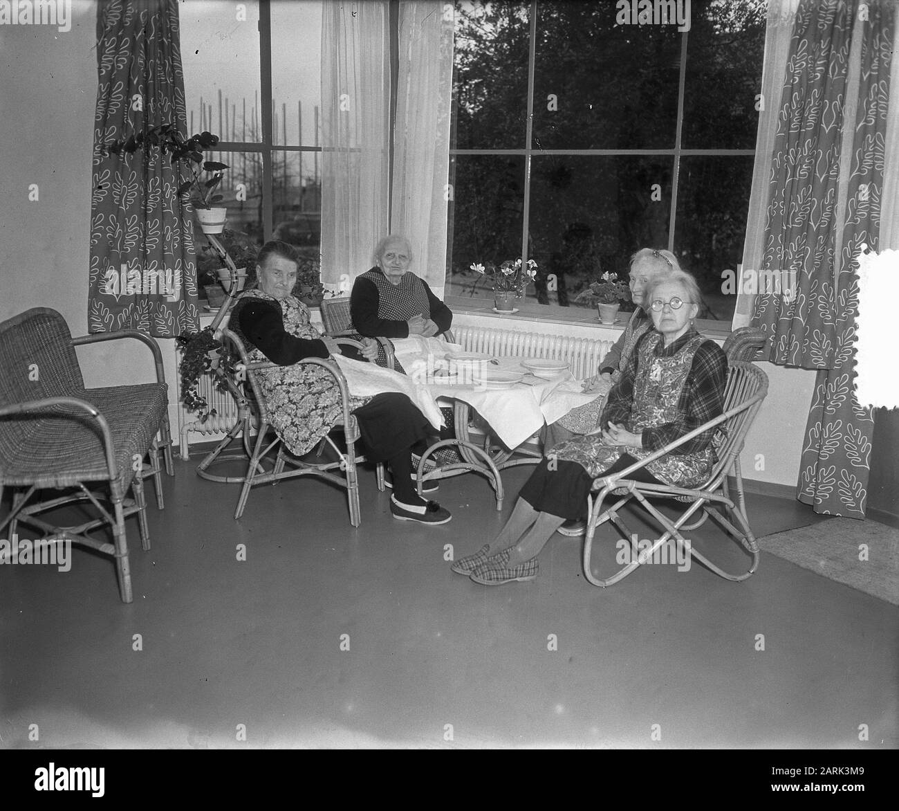 Building and International Home for Elders of Days House and Hearth in Arnhem Data: 27 gennaio 1953 luogo: Arnhem Parole Chiave: Anziani, case Nome personale: Casa e Terra Foto Stock