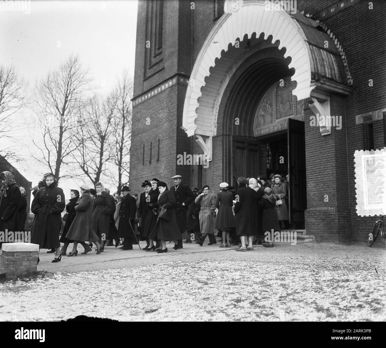 Chiesa commemorativa della domenica Halsteren nella neve Data: 8 febbraio 1953 luogo: Halteren Parole Chiave: Neve, churchmovement Foto Stock