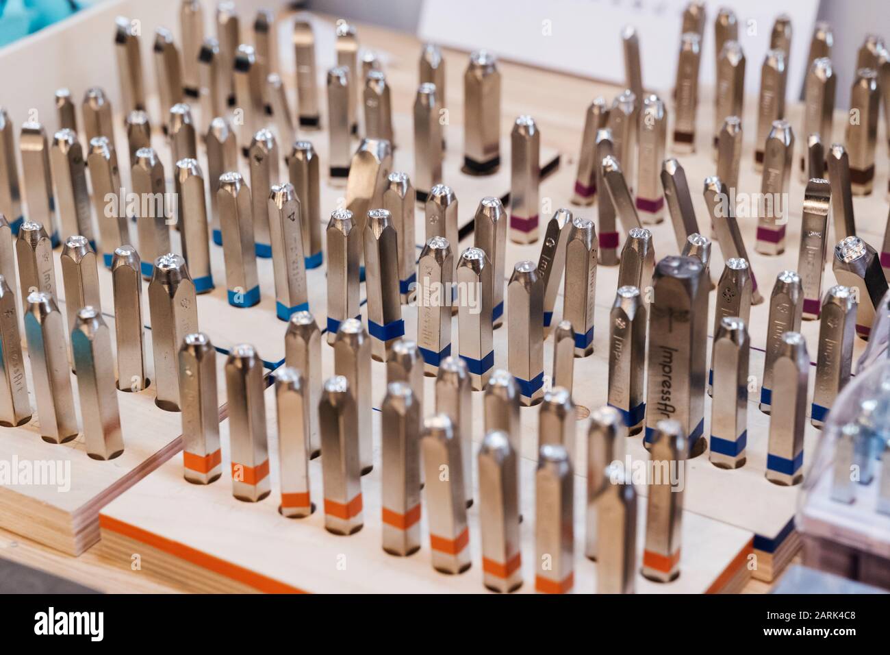 Punzoni, strumenti utilizzati per la creazione di gioielli; Rivettatura Gioielli Esperienza; Salida; Colorado; USA Foto Stock