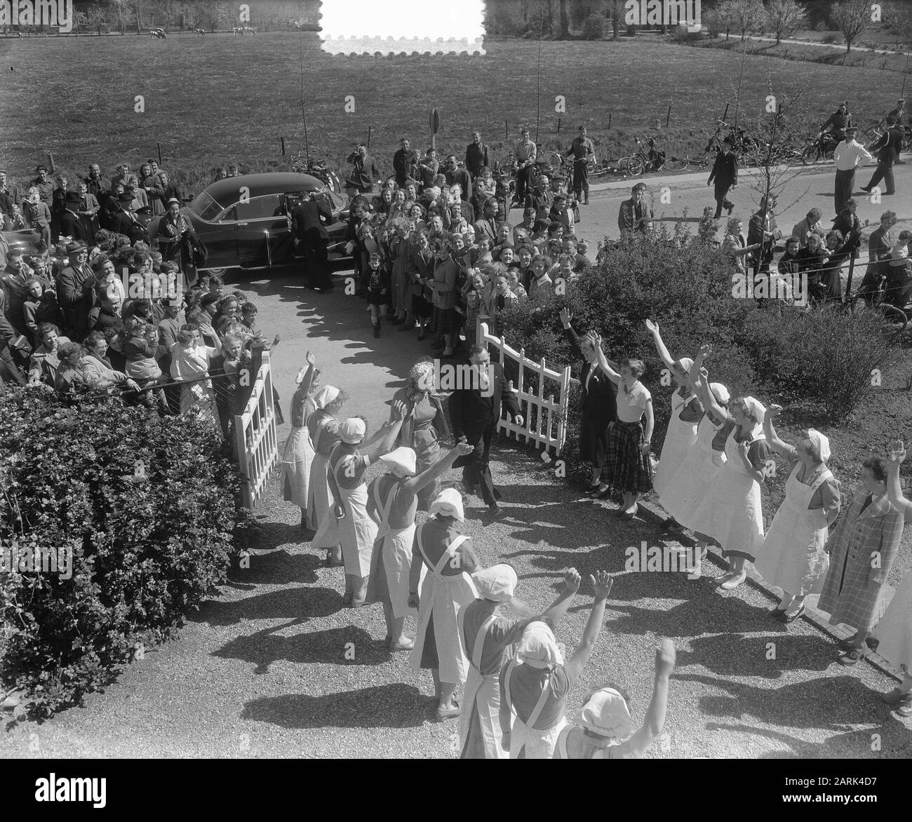 H. M. de Queen visits Putting Heldringgesticht Data: 21 aprile 1953 Nome personale: H. M. de Queen, Heldringgesticht Foto Stock