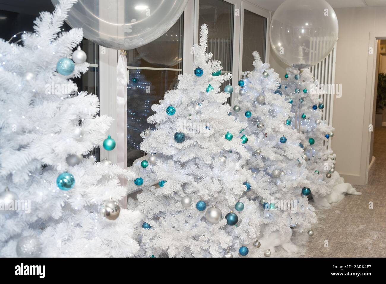 Natale tress bianco in modo corridoio con decorazioni blu Foto Stock