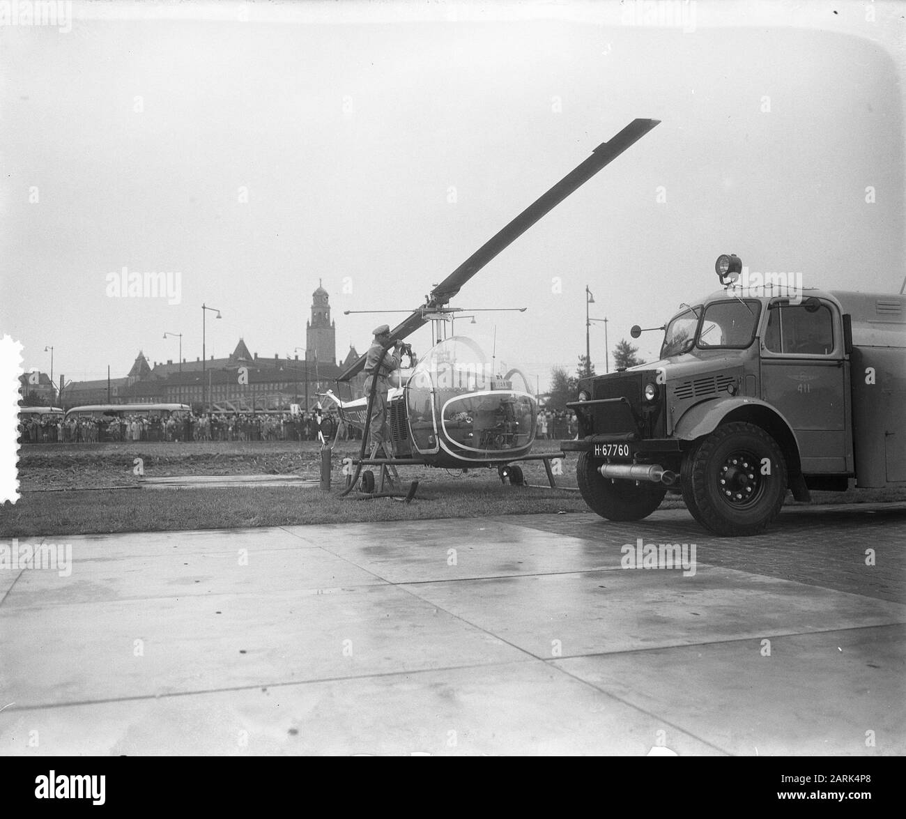 Opbouwdag Rotterdam 1953 Elicotteri germogliefvlucht Rotterdam - Bruxelles VV by Sabena in occasione della giornata di costruzione Rotterdam Data: 18 maggio 1953 Località: Rotterdam, Zuid-Holland Parole Chiave: Elicotteri, voli di prova Nome dell'istituto: Sabena Foto Stock