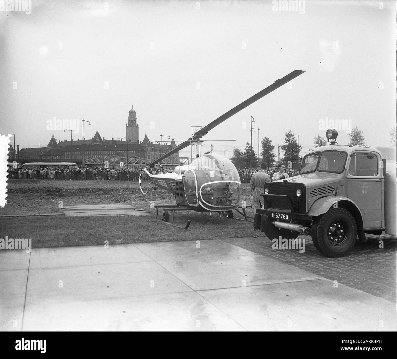 Opbouwdag Rotterdam 1953 Elicotteri germogliefvlucht Rotterdam - Bruxelles VV by Sabena in occasione della giornata di costruzione Rotterdam Data: 18 maggio 1953 Località: Rotterdam, Zuid-Holland Parole Chiave: Elicotteri, voli di prova Nome dell'istituto: Sabena Foto Stock