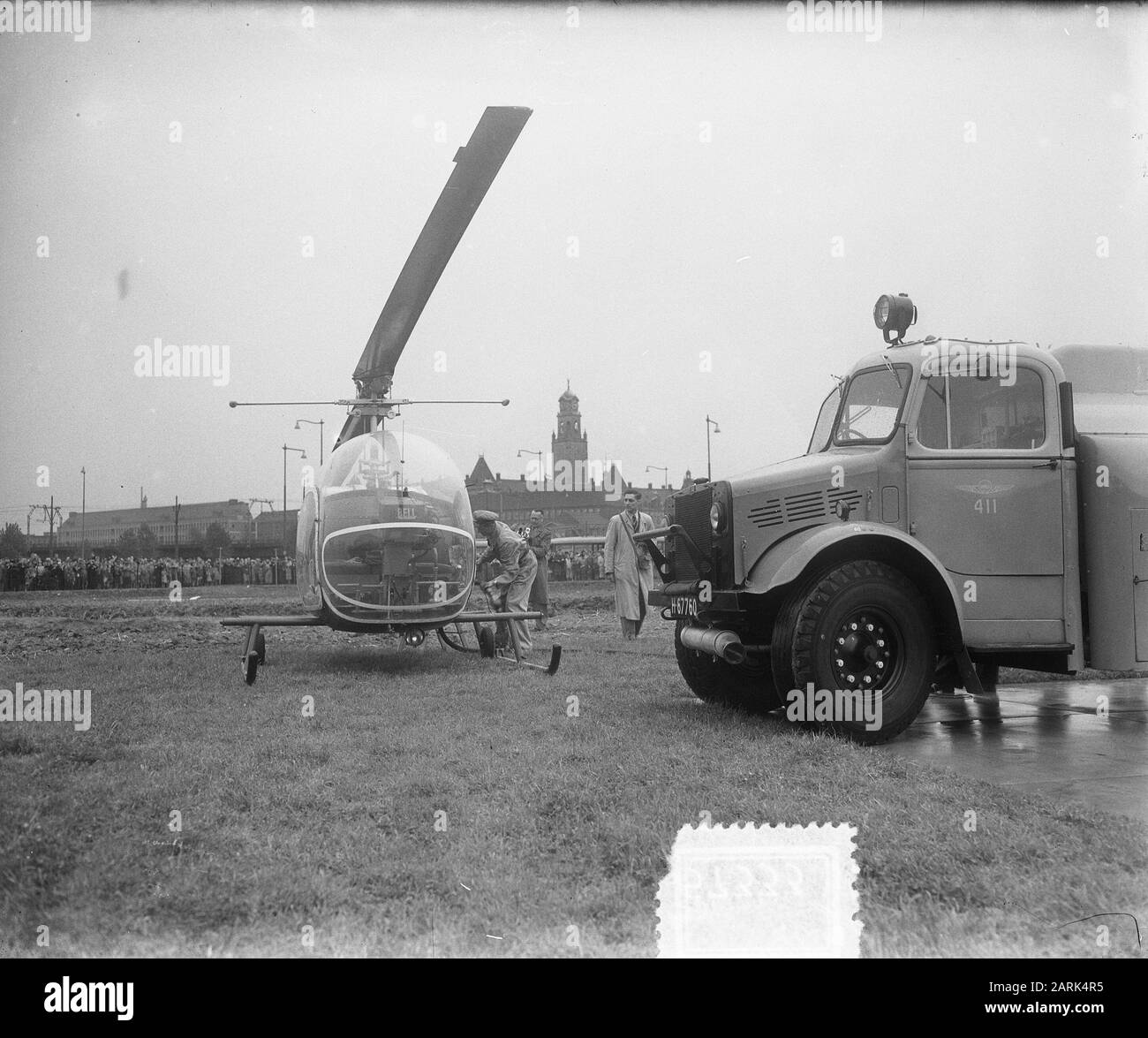 Opbouwdag Rotterdam 1953 Elicotteri germogliefvlucht Rotterdam - Bruxelles VV by Sabena in occasione della giornata di costruzione Rotterdam Data: 18 maggio 1953 Località: Rotterdam, Zuid-Holland Parole Chiave: Elicotteri, voli di prova Nome dell'istituto: Sabena Foto Stock