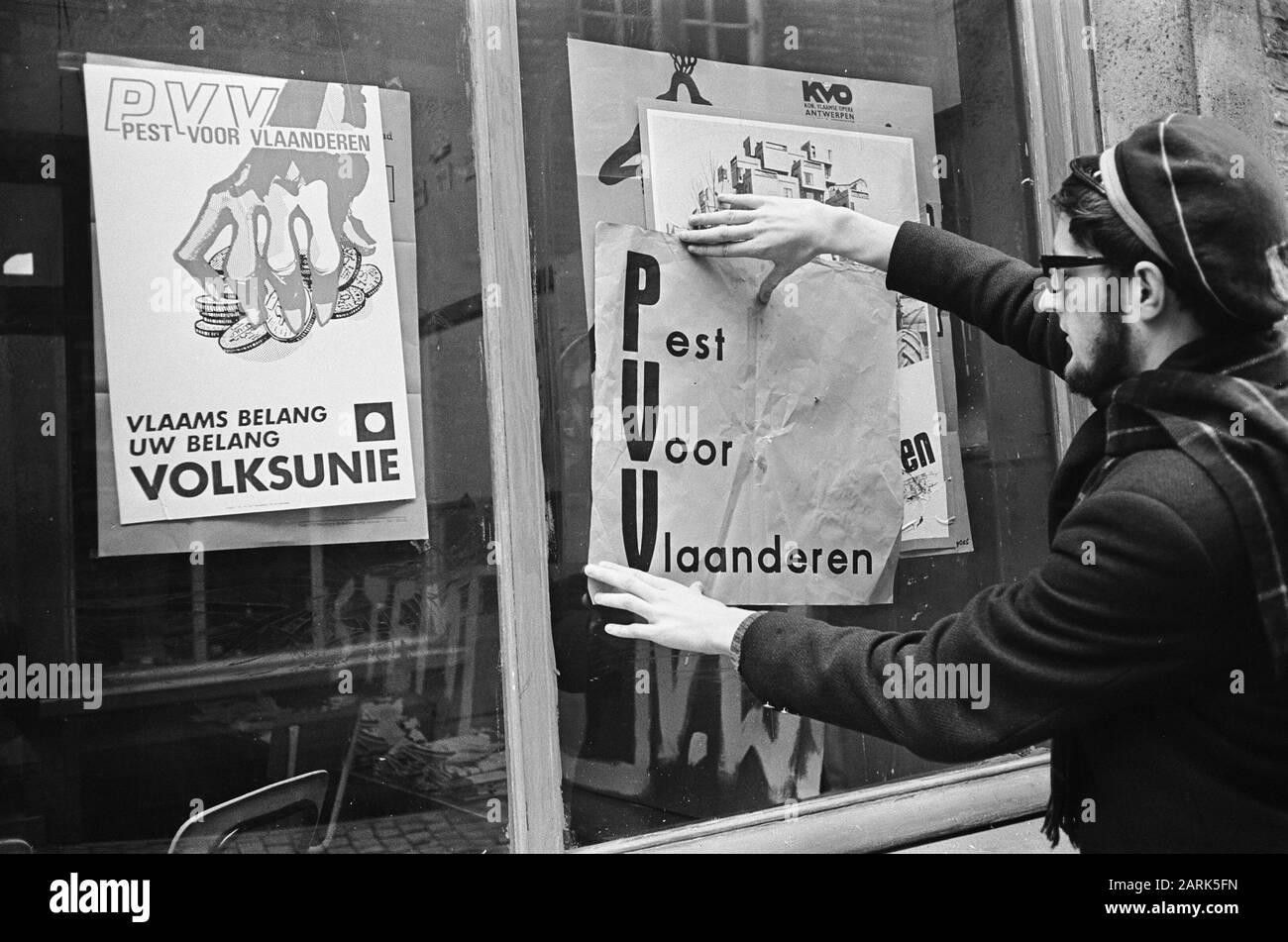 Elezioni in Belgio 31 marzo prossimo. Gli studenti di Leuven hanno un'azione con adesivi contro il PVV (partito liberale) Data: 18 marzo 1968 luogo: Belgio, Leuven Parole Chiave: Partiti, STUDENTI, ELEZIONI Foto Stock