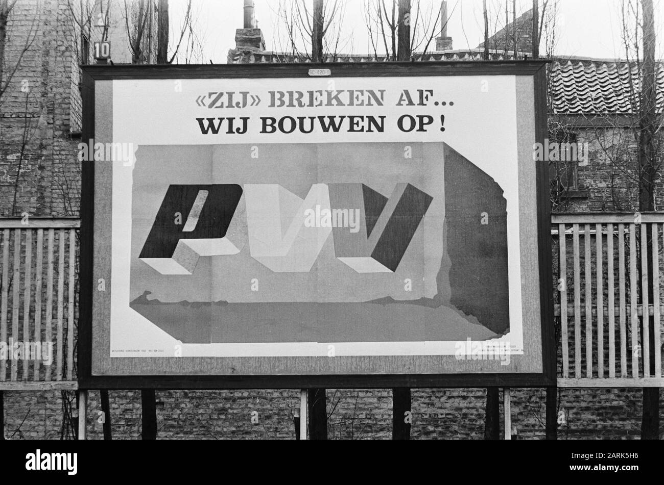 Elezioni in Belgio 31 marzo prossimo. Gli studenti di Leuven hanno un'azione con adesivi contro il PVV (partito liberale) Data: 18 marzo 1968 luogo: Belgio, Leuven Parole Chiave: Partiti, STUDENTI, ELEZIONI Foto Stock