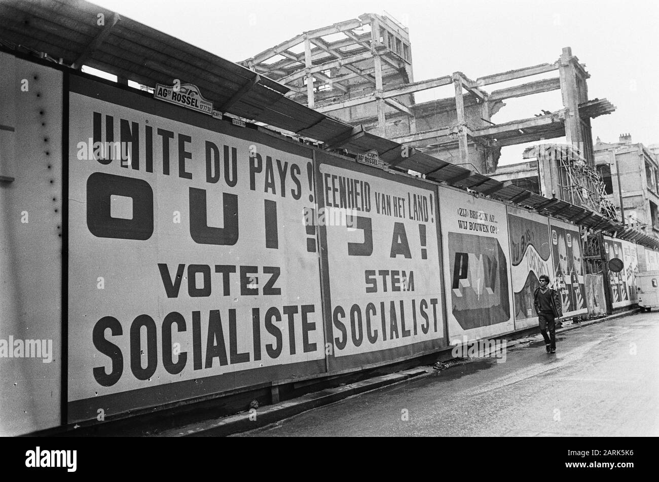 Elezioni in Belgio 31 marzo prossimo. Gli studenti di Leuven hanno un'azione con adesivi contro il PVV (partito liberale) Data: 18 marzo 1968 luogo: Belgio, Leuven Parole Chiave: Partiti, STUDENTI, ELEZIONI Foto Stock