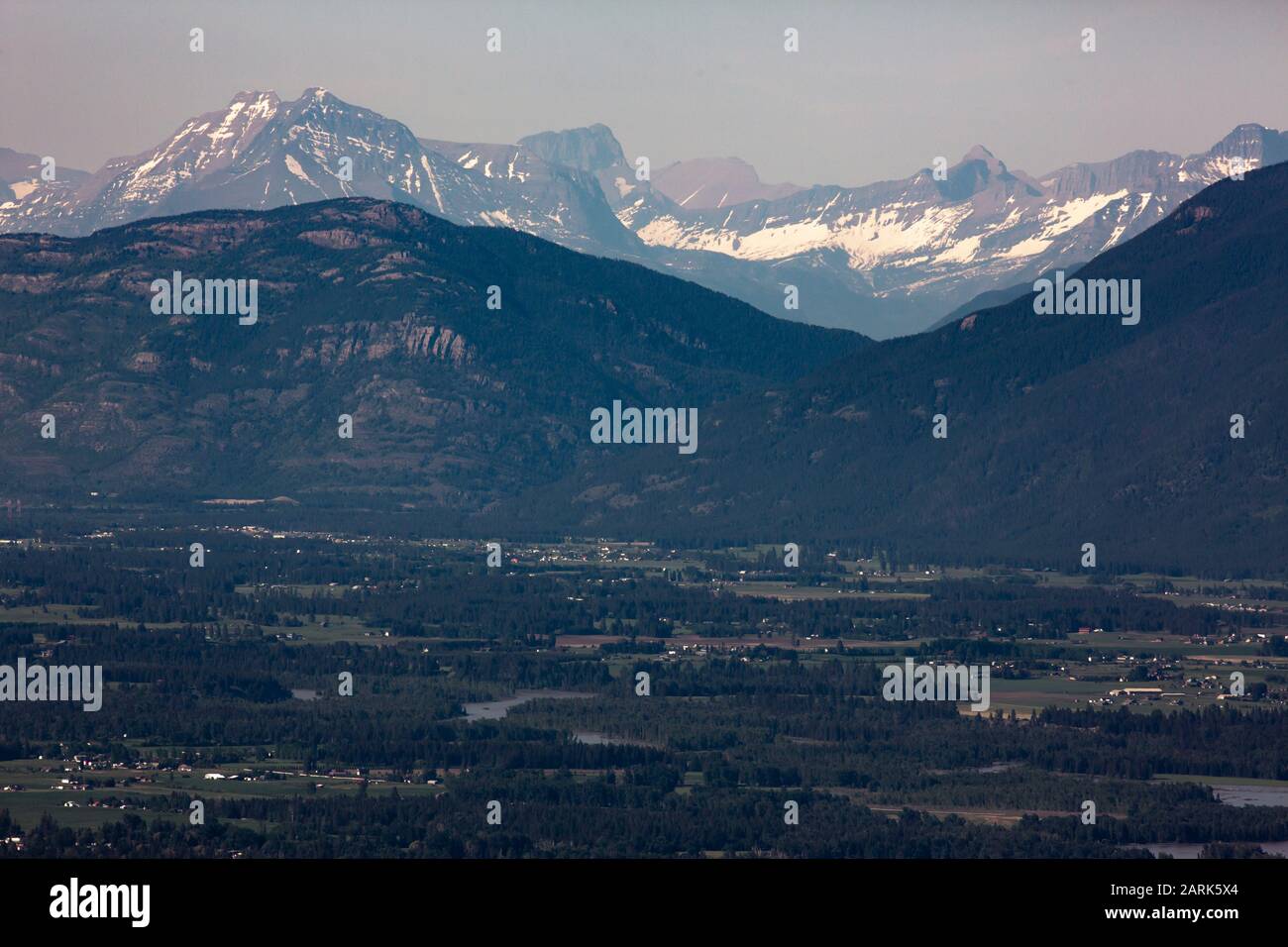 Le montagne del Glacier National Park si elevano sulla Flathead Valley Foto Stock