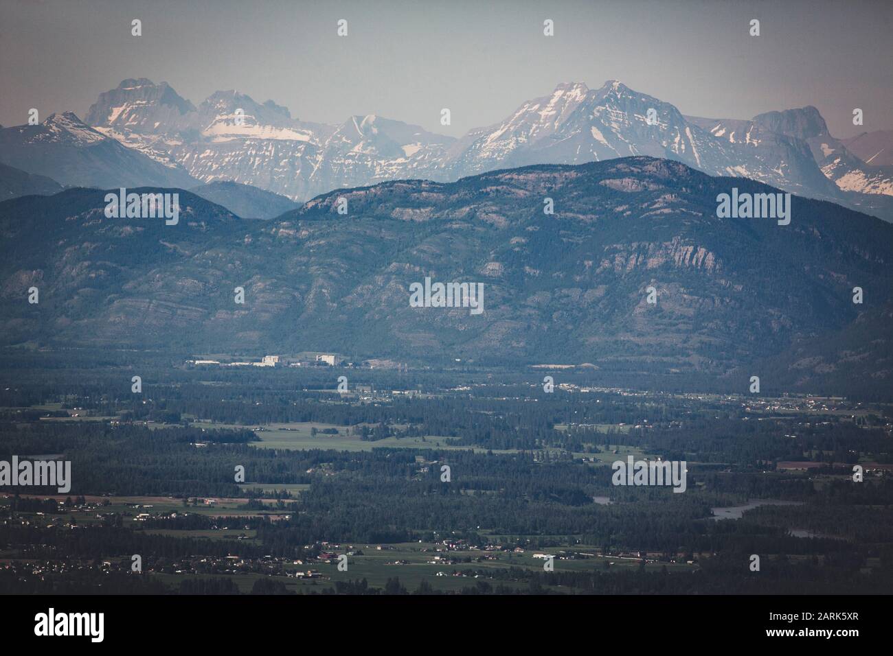 Ghiacciaio Natioanl Parks picchi si innalzano sopra la Flathead Valley Foto Stock
