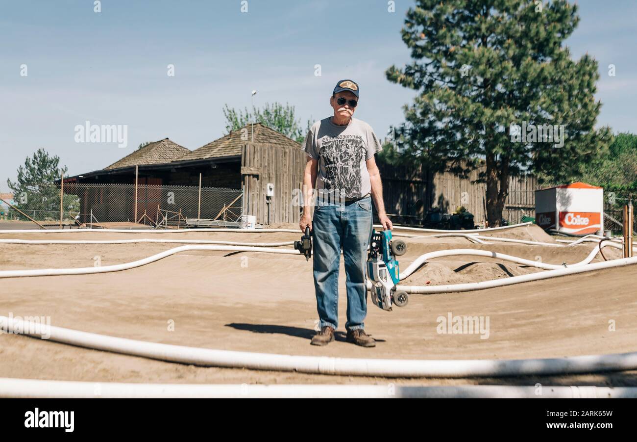 Ritratto di un uomo in una pista di auto con telecomando a Walla Walla, WA. Foto Stock