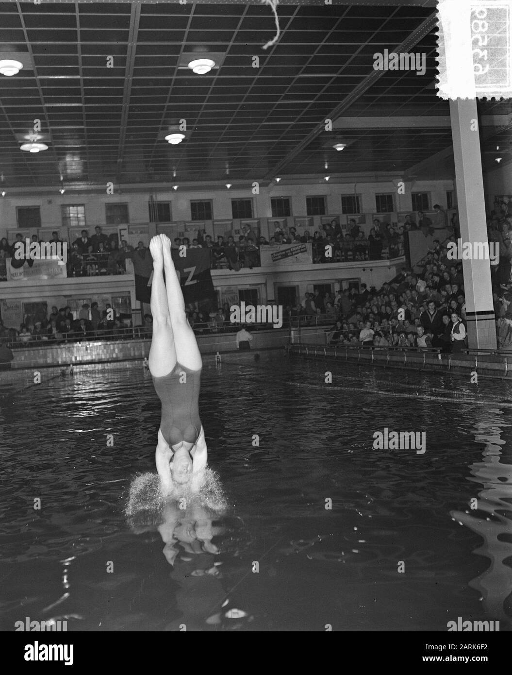 Jubilee Concorsi ADZ Sportfondsenbad East Annotation: Schoonsproster Data: 28 Marzo 1954 luogo: Amsterdam-Oost Parole Chiave: Anniversari, jumping, piscine Foto Stock