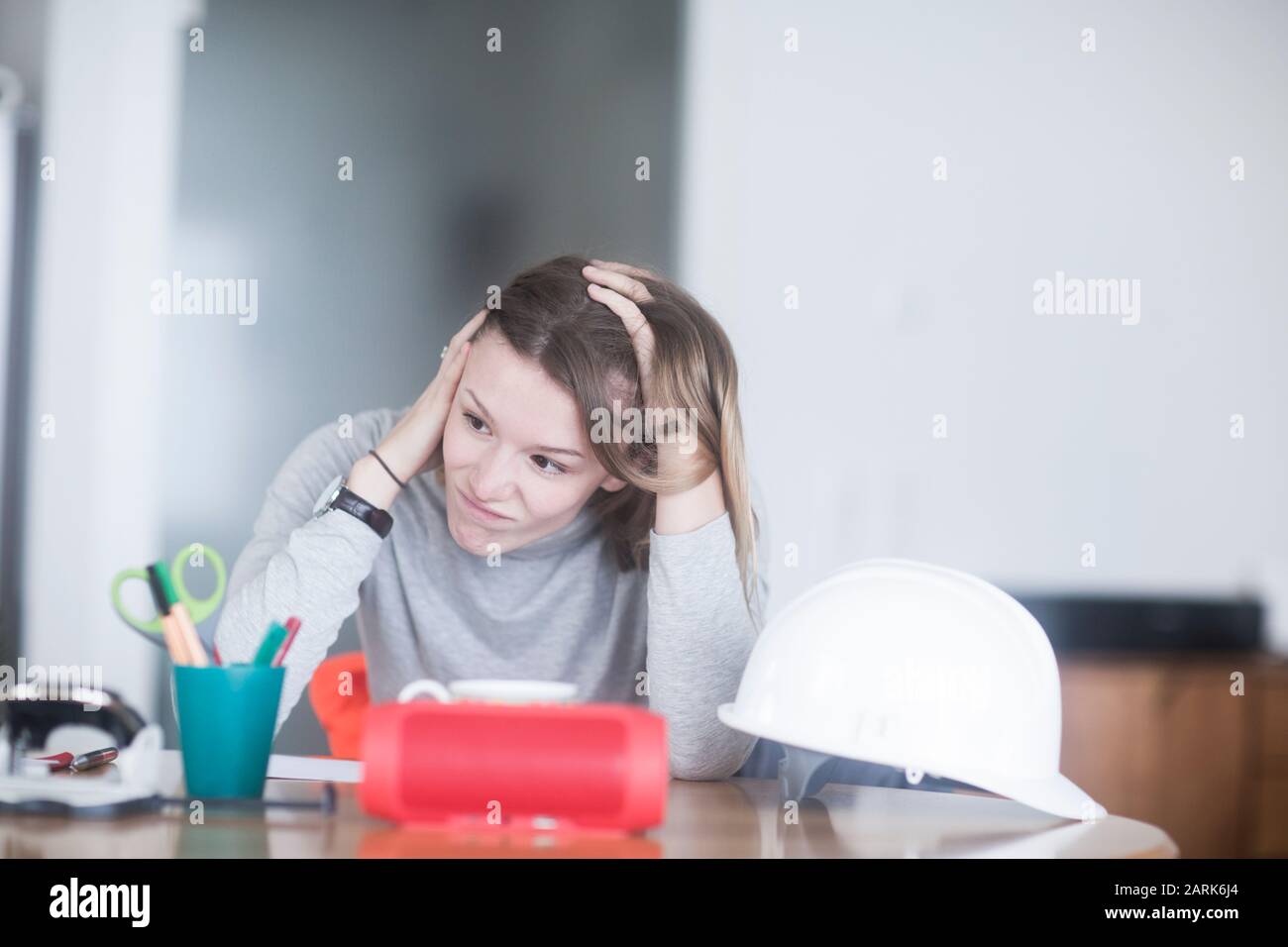 giovane donna con capelli lunghi imparare a casa Foto Stock