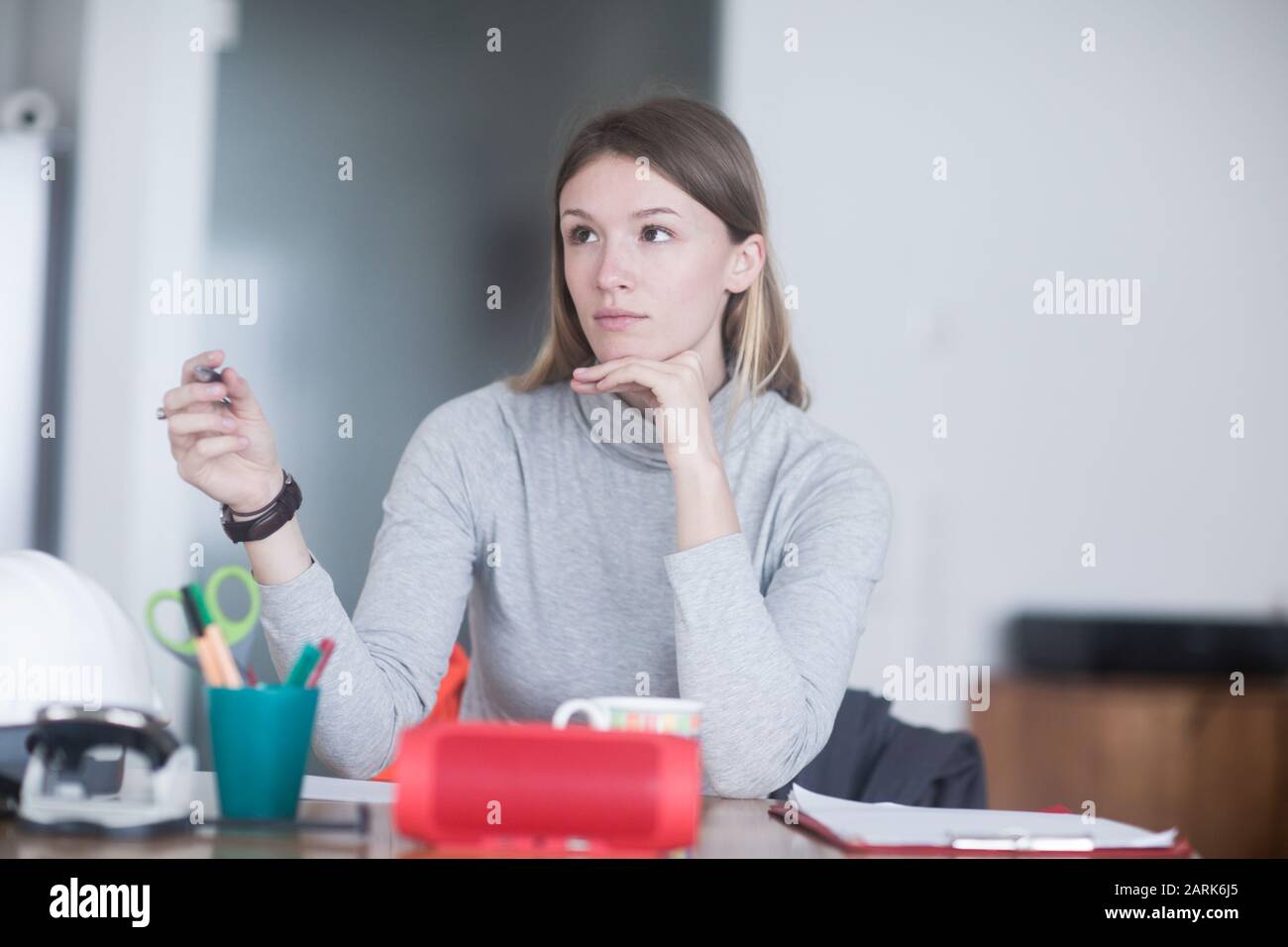 giovane donna con capelli lunghi imparare a casa Foto Stock