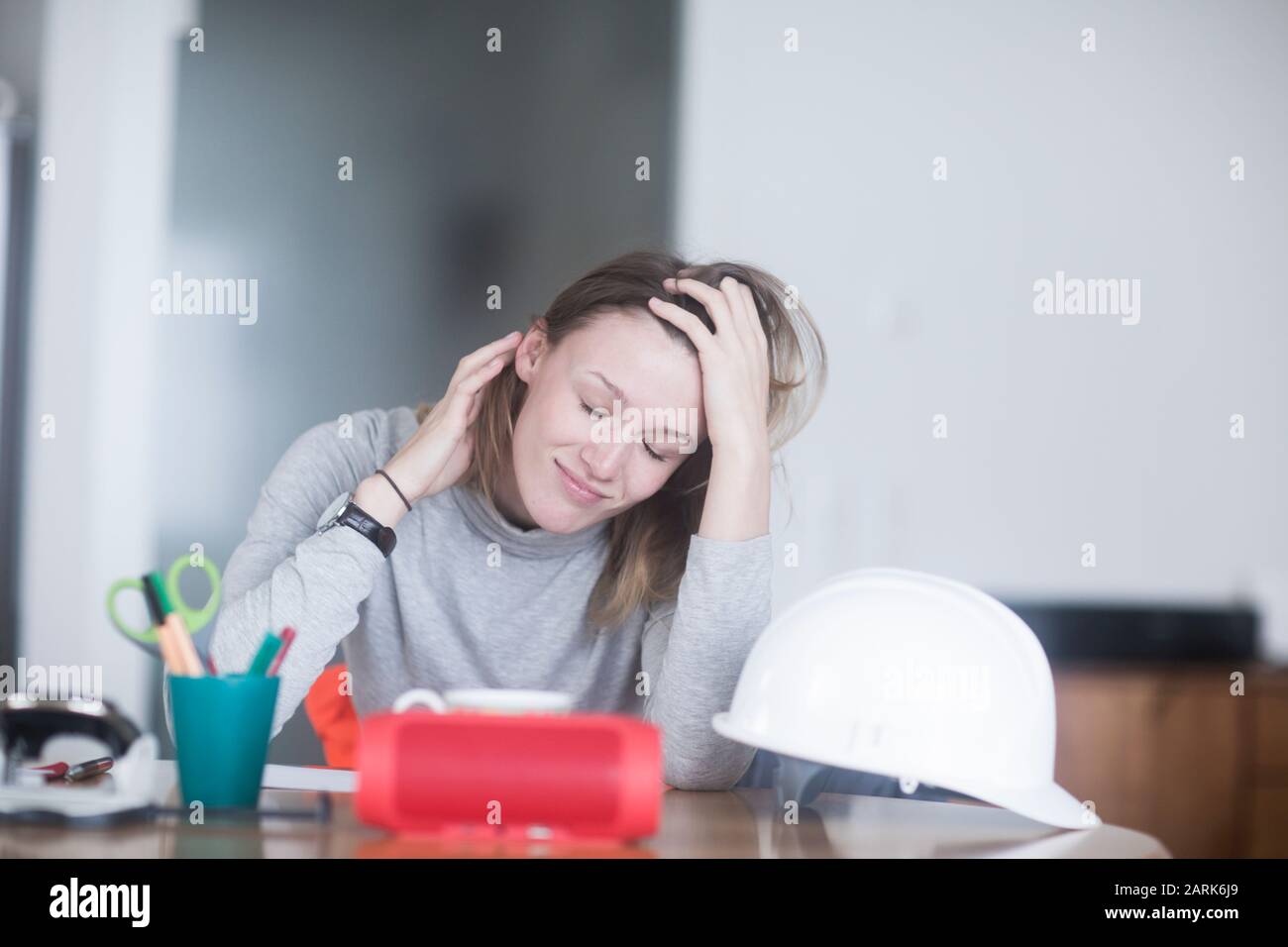 giovane donna con capelli lunghi imparare a casa Foto Stock