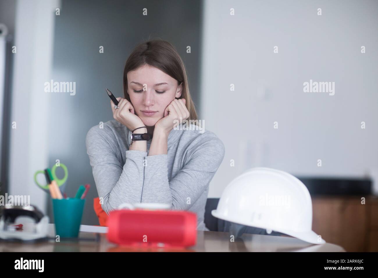 giovane donna con capelli lunghi imparare a casa Foto Stock