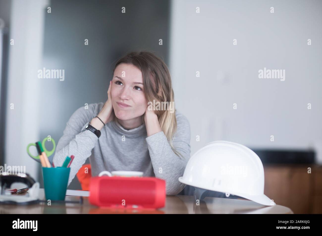 giovane donna con capelli lunghi imparare a casa Foto Stock
