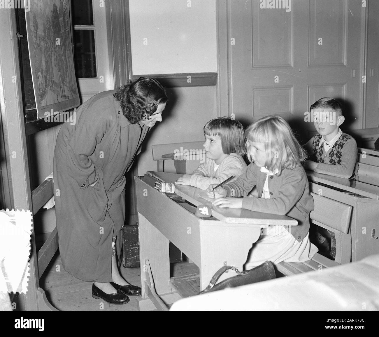 Prima giornata scolastica Amsterdam, mamma comfort in aula Data: 23 agosto 1954 luogo: Amsterdam, Noord-Holland Parole Chiave: Giorni scolastici, comfort Foto Stock