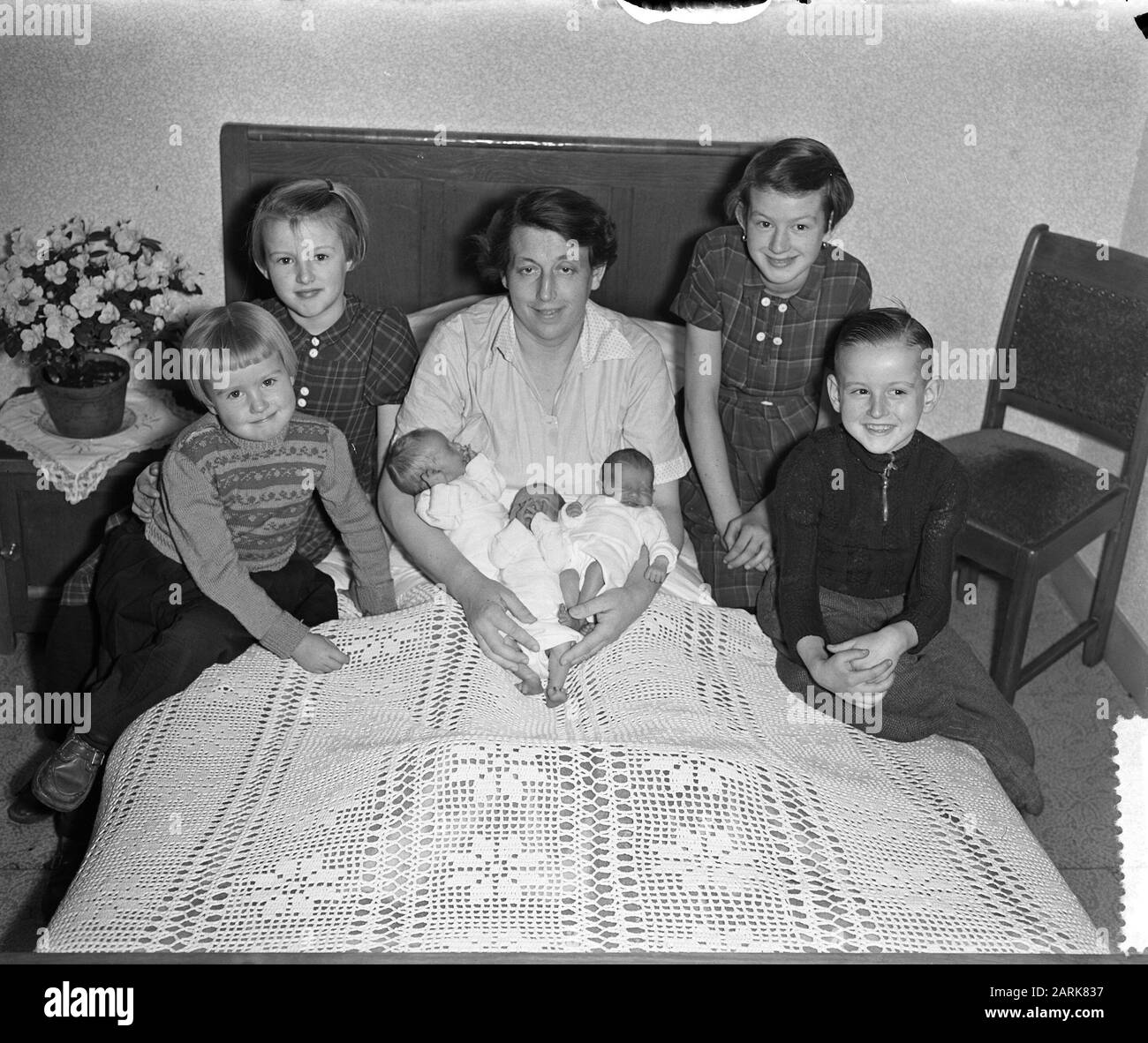 Triplette a Oudenbont nato il 23 gennaio 1955 madre m suo neonato e altri bambini Data: 28 gennaio 1955 Parole Chiave: Bambini, triplette, madre Foto Stock