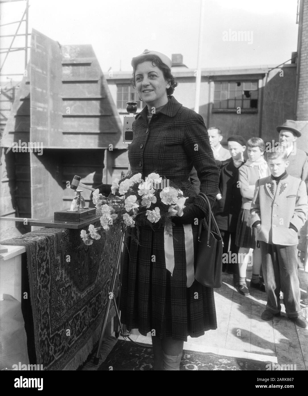 Lancio della nave di ispezione della pesca Willem Beukelsz. Cantiere De Dageraad, Woubrugge Annotazione: La nave è stata battezzata dalla sig.ra Lienesch, moglie del direttore della pesca sig. G.J. Lienesch Data: 13 aprile 1955 Località: Woubrugge, Zuid-Holland Parole Chiave: Costruzione navale, navi, lancio Foto Stock
