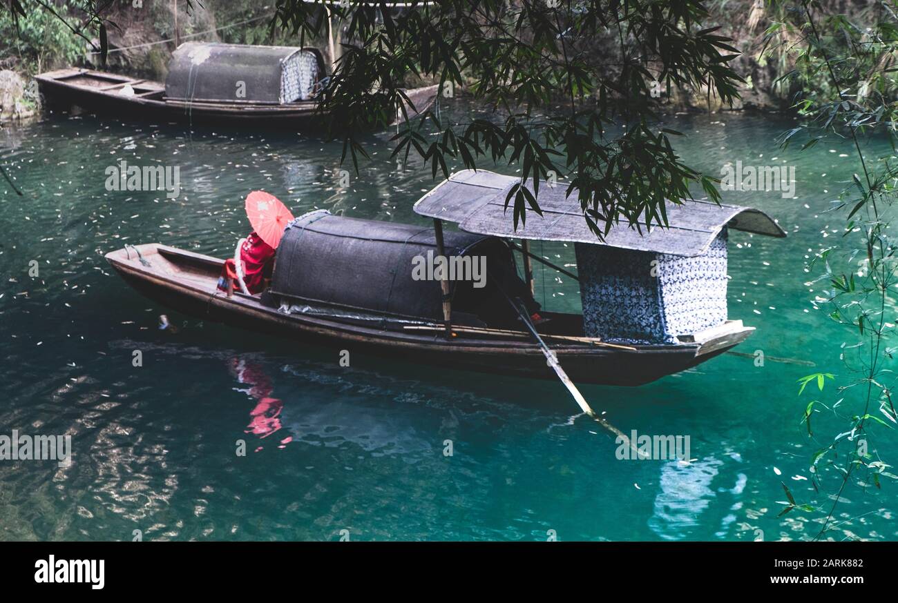 Yichang, HUBEI / CINA - 25 dicembre 2019: L'attrice indossare il cinese tradizionale per mostrare la vita di tradizione e la Cina ha promosso il punto di viaggio a Foto Stock