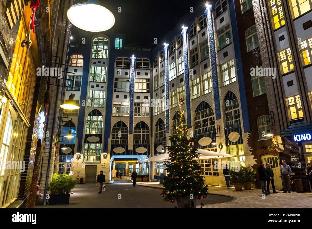 Hackesche Hofe, complesso di corte situato vicino a Hackescher Markt a Berlino. È stato lanciato nel 1906, progettato in stile Art Nouveau (Jugendstil) Foto Stock