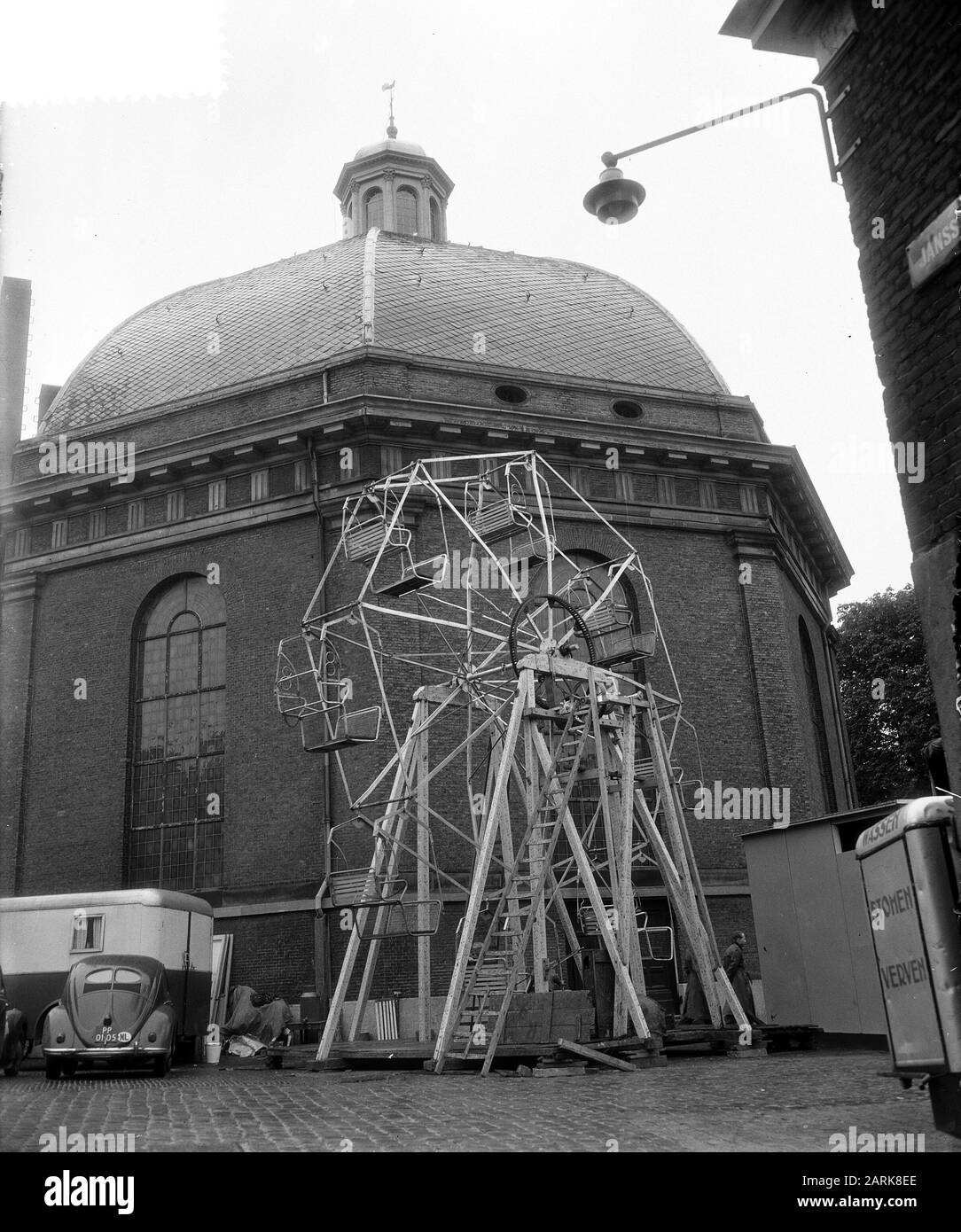 Centro di intrattenimento Eutopia intorno Koepelkerk al Jansplein ad Arnhem Data: 14 giugno 1955 posizione: Arnhem Parole Chiave: Chiese, fairgrounds Foto Stock