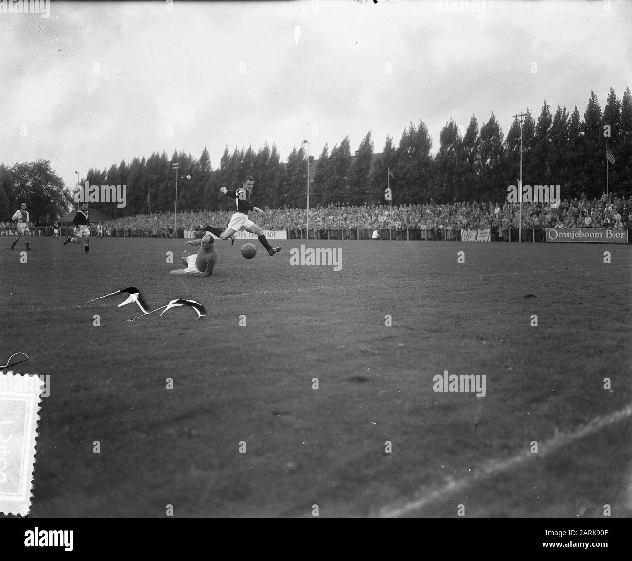 Calcio Volewijckers contro Enschede 1-6, Abe Lastra in azione Data: 25 Settembre 1955 Località: Amsterdam, Noord-Holland Parole Chiave: Sport, calcio Nome personale: Lestra, Abe Foto Stock