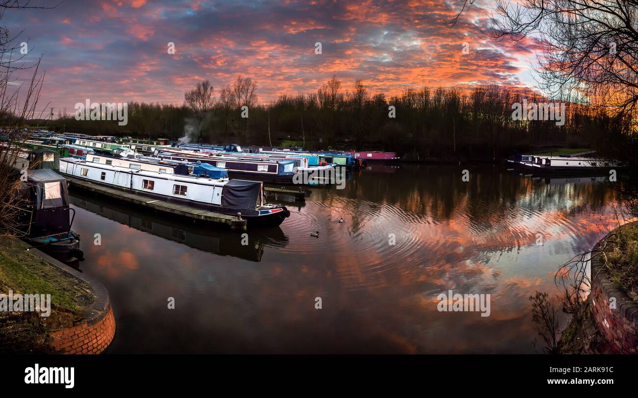 Ormeggiate barche a stretta al porto turistico di Anderton, Trent e Mersey Canal, Cheshire, Regno Unito. Foto Stock