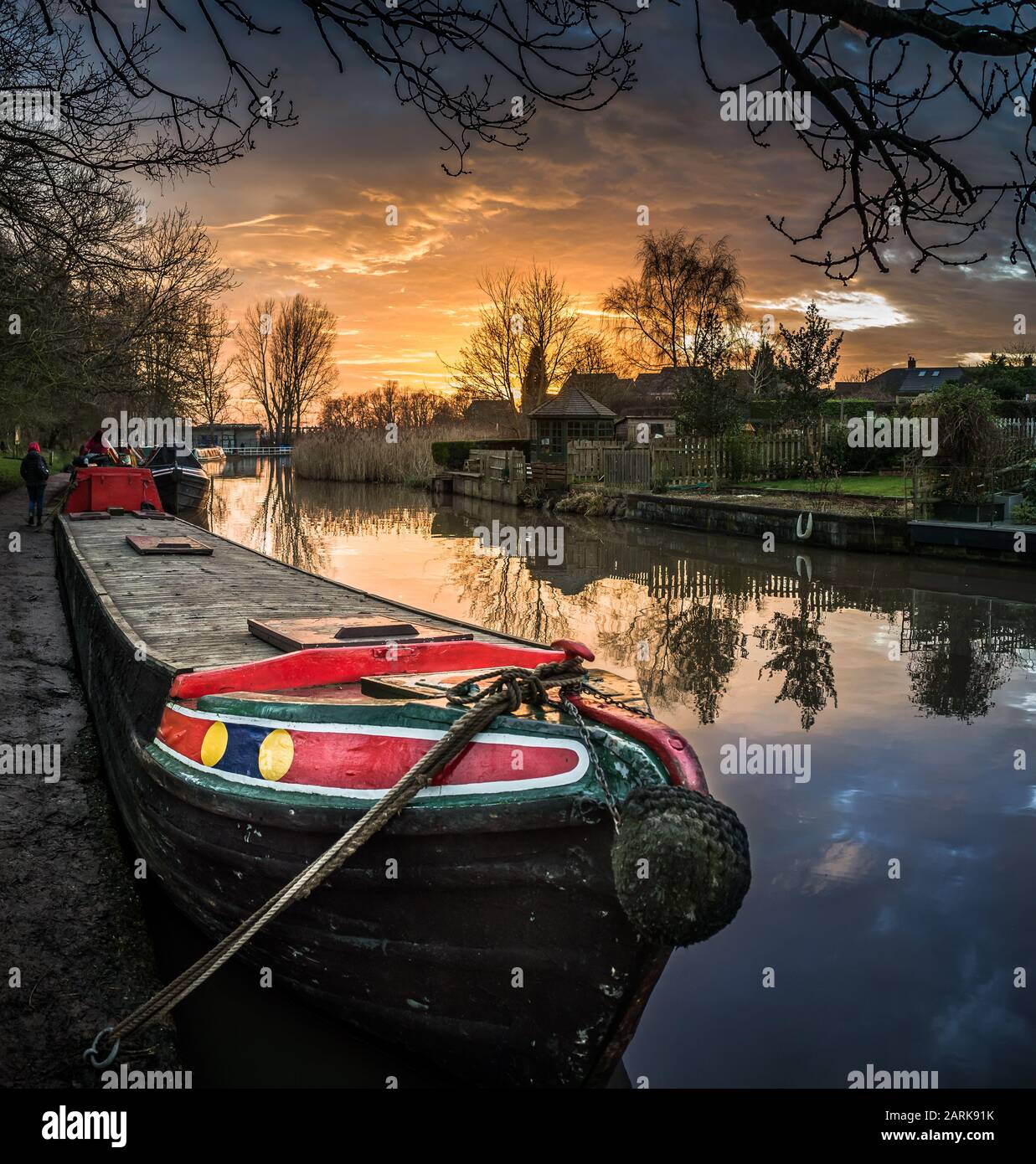 Una vecchia imbarcazione narrowboat vintage ormeggiata al tramonto lungo il canale Trent e Mersey, Cheshire, Regno Unito. Foto Stock