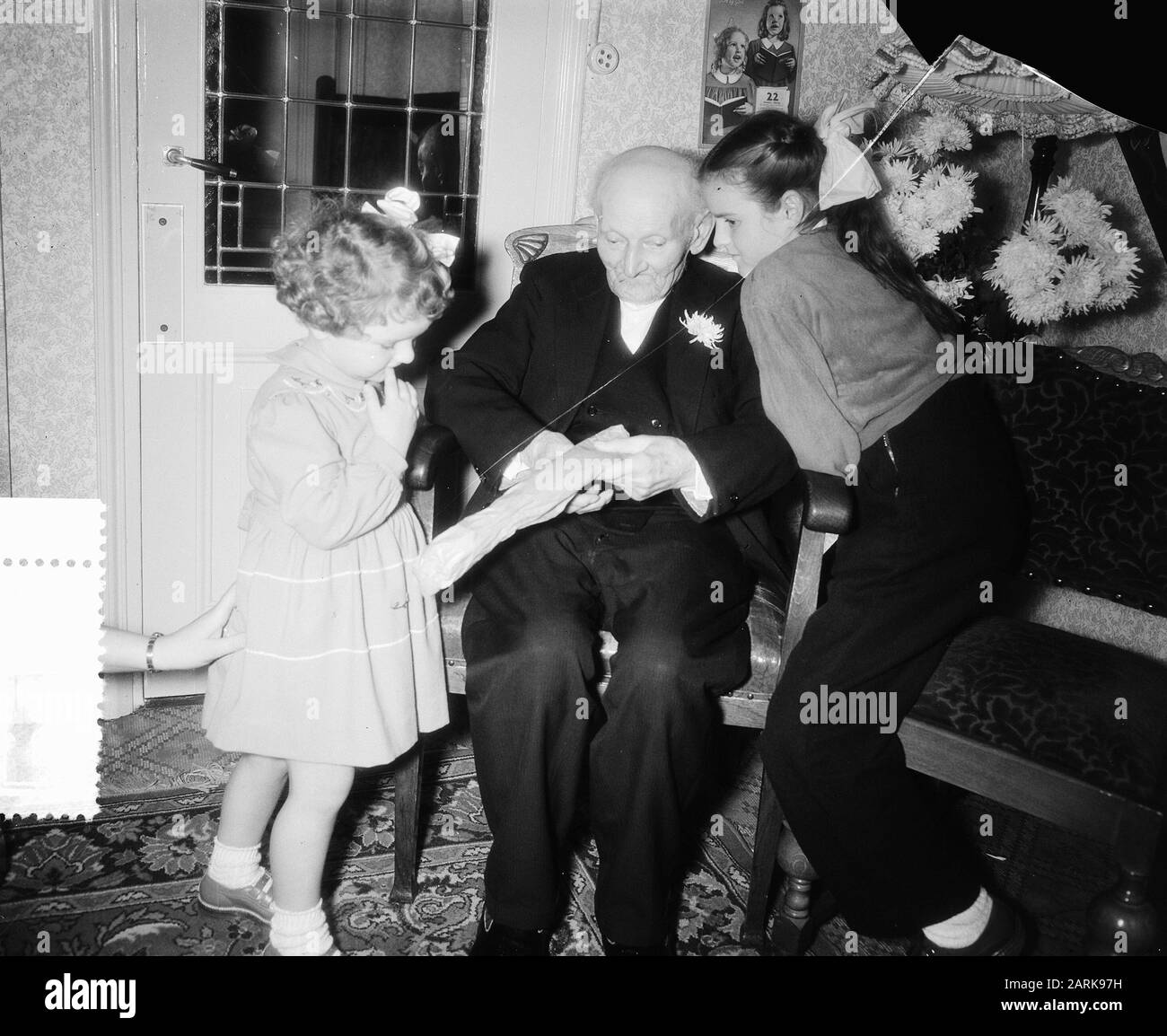 H. Kosting Delft 104 anni, con nipote e pronipote Data: 22 Novembre 1955 Località: Delft, Zuid-Holland Parole Chiave: Anziani, anziani Nome personale: Kostering W H. Foto Stock