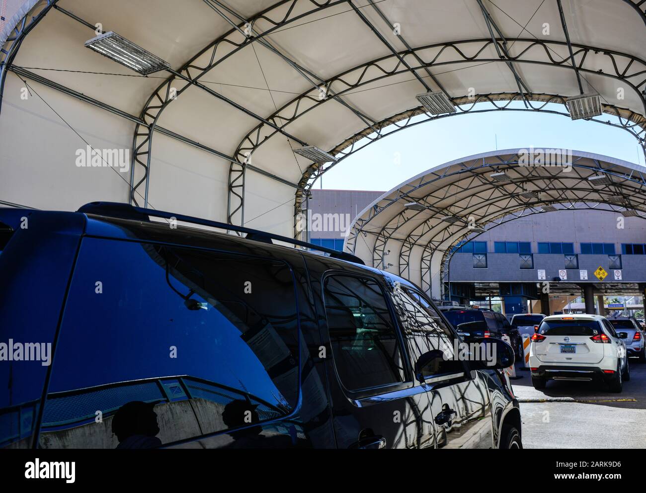 La maggior parte dei SUV attendono in più corsie sotto strutture canopiate per viaggiare attraverso il confine degli Stati Uniti in Messico a Nogales, AZ, USA Foto Stock