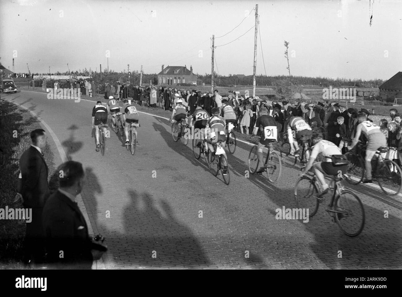 Elfsteden cycle tour Annotazione: La corsa ciclistica Data: 18 maggio 1948 Parole Chiave: Biciclette, ciclisti, ciclismo Nome istituzione: Palace Noordeinde Foto Stock