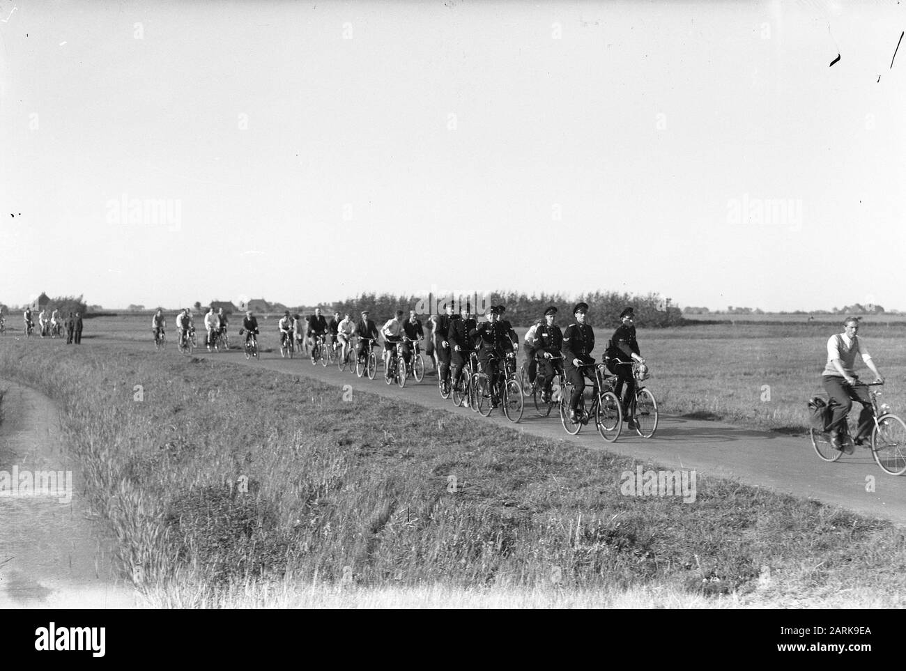 Elfcities bicicletta tour Annotazione: Un gruppo di poliziotti in bicicletta Data: 18 maggio 1948 Parole Chiave: Biciclette, ciclisti Foto Stock
