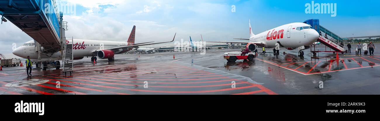 Foto panoramica di Lion Air PK-LHP e Batik Air PK-LBG Boeing 737-9GP(ER) all'aeroporto internazionale Soekarno-Hatta di Giacarta Foto Stock