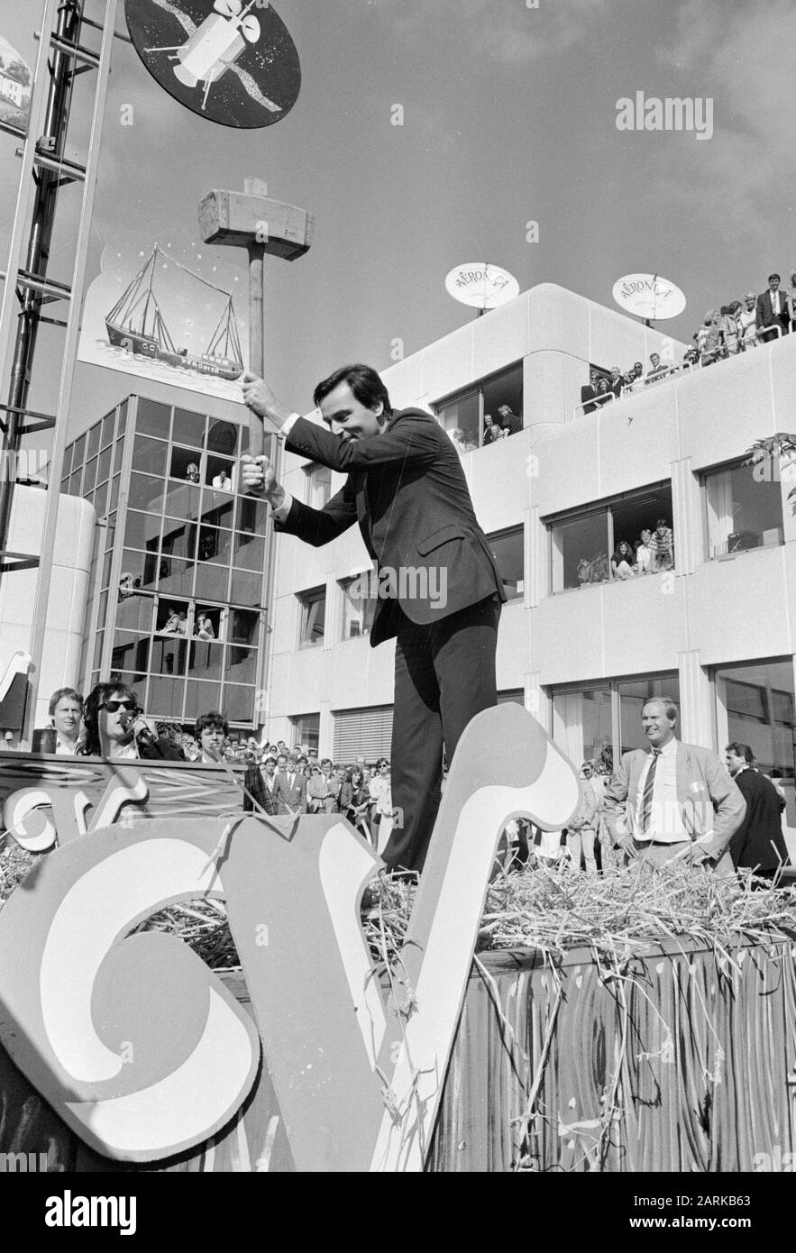 Nationaal Archief Beschrijving: Ministro Brinkman opent nieuwbouw Veronica in Hilversum; Ministro Brinkman slaat op kop van jut Datum: 31 augusto 1987 Bestanddeelnummer NL-HANA Anefo 934-0640 Vervaardiger: Croes, Rob / Anefo URL: http://beeldbank.nationaalarchief.nl/na:col1:dat329597 Voor meer informaal e Nationaal het: http://www.nationaalarchief.nl Voor meer it deze en andere collecties, bezoek onze Beeldbank:, http://www.beeldbank.nationaalarchief.nl U kunt ons helpen onze kennis van de fotocollecties te verrijken door tags en commentaren tep te voegen. Herkent u Foto Stock