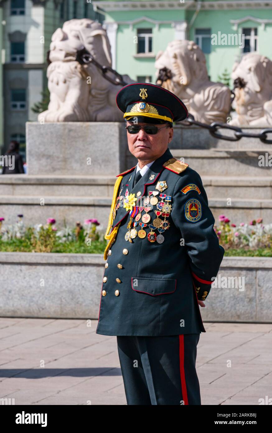 Uomo che indossa uniforme militare con medaglie, Piazza Sükhbaatar, Ulaanbaatar, Mongolia Foto Stock