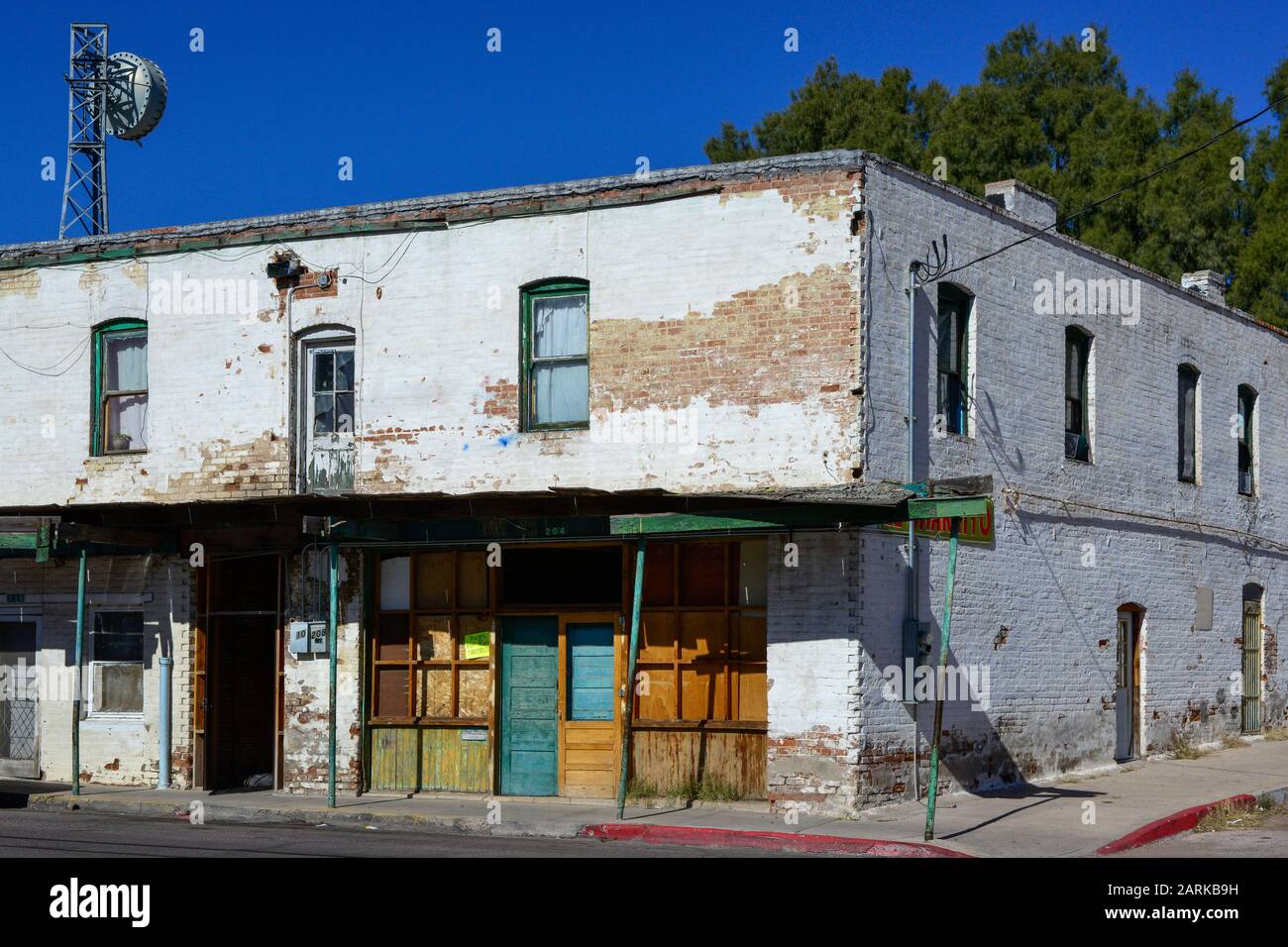 Un funky run down vecchio edificio con segno per affitto di appartamenti, nella città di confine messicano di Nogales, AZ, Stati Uniti Foto Stock